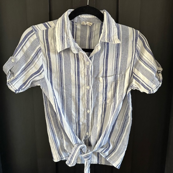Medium tie button up - Picture 1 of 3